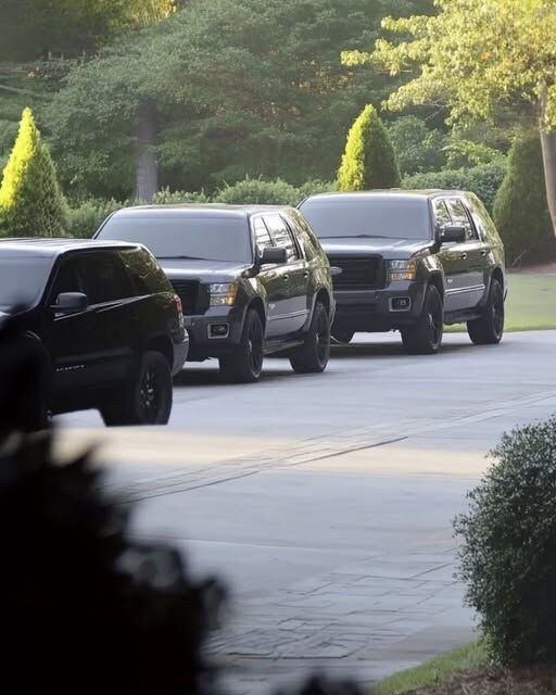 MY SON HELPED A BLIND OLD MAN PAY FOR HIS GROCERIES—TODAY, A CONVOY OF BLACK SUVS PULLED UP TO OUR HOUSE.