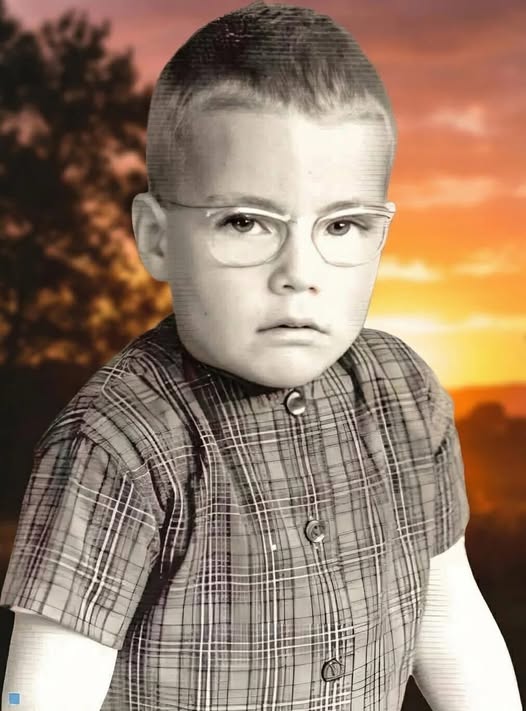 🙃Guess who this boy who became one of the most famous actors around the world .🌍🎬 He wore glasses with very thick lenses and studied classical ballet for several years, a discipline that later earned him millions of dollars .💰💸. ⬇