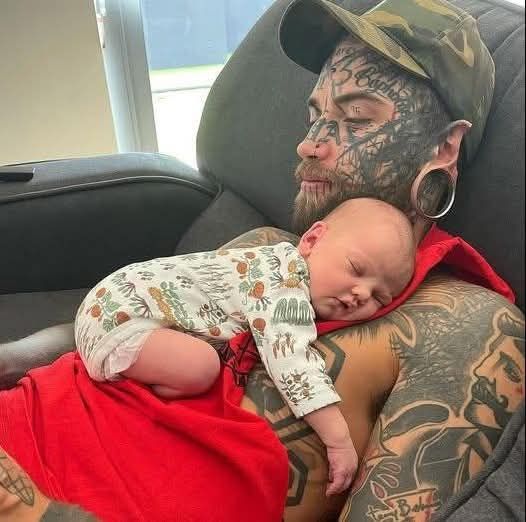 DAD WHOSE BODY IS COMPLETELY COVERED IN TATTOOS UNDERGOES TRANSFORMATION FOR THE SAKE OF HIS YOUNG DAUGHTER